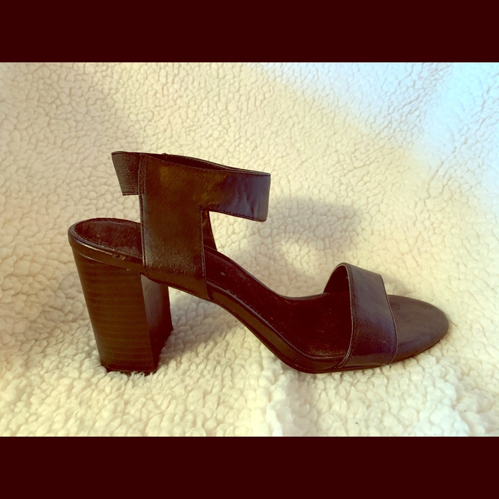 Aerosols A2 sandal; block heel, elastic ankle